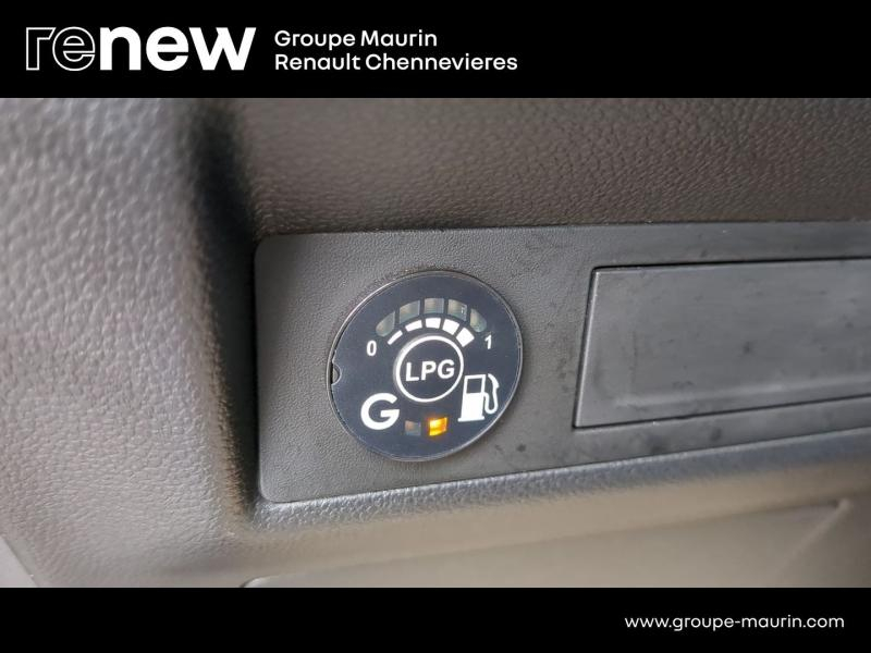 RENAULT Captur d’occasion à vendre à CHENNEVIÈRES-SUR-MARNE chez ADP - SOVEA 94 (Photo 17)