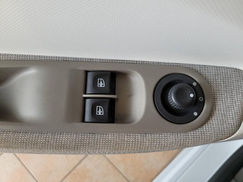 RENAULT Zoe d’occasion à vendre à CHENNEVIÈRES-SUR-MARNE chez ADP - SOVEA 94 (Photo 12)