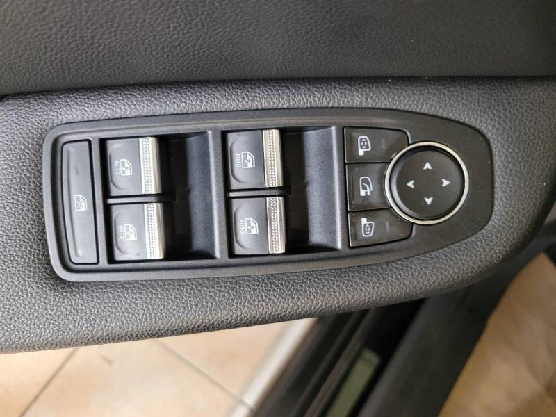 RENAULT Clio d’occasion à vendre à CHENNEVIÈRES-SUR-MARNE chez ADP - SOVEA 94 (Photo 6)