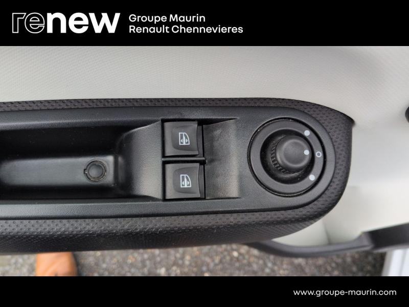 RENAULT Twingo d’occasion à vendre à CHENNEVIÈRES-SUR-MARNE chez ADP - SOVEA 94 (Photo 18)